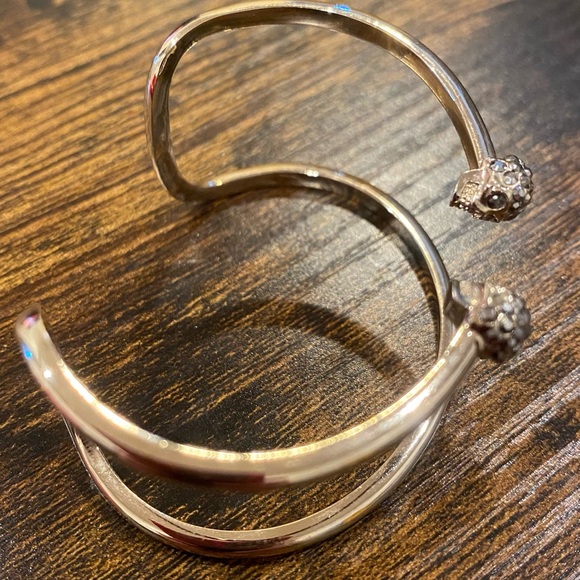 ALEXANDER MCQUEEN
Gold Skull Bracelet
Worn twice - Picture 2 of 6